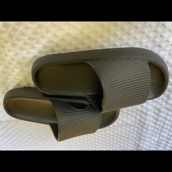 Plastic slide casual sandals. Size 38-39. Black. - Picture 7 of 9